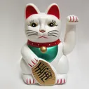 Кошечка МАНЭКИ НЭКО белая на батарейке, машет лапой (Высота 17-18 см., батарейка в комплект не входит), 1 шт.