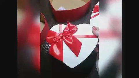 Белая коробочка в форме сердца