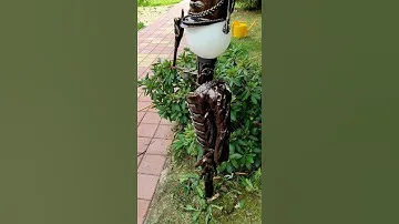 Кованый уличный фонарь из металла.