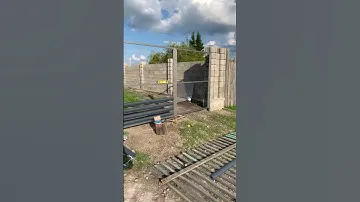 Ворота и калитка, смонтированные на бетонные столбы. Заполнение евроштакетник