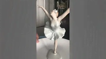 Фарфоровая статуэтка Балерина стоит на одной ноге, руки вверх в стороны