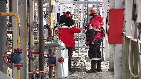 Нефтяники Лангепаса получили средства защиты от падения с высоты